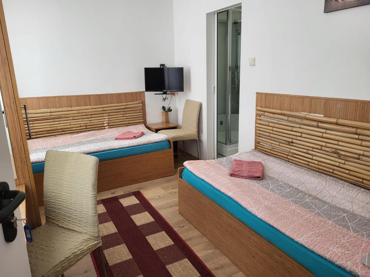 Pension Haus Baron 1 Neckarau Mannheim Bagian luar foto