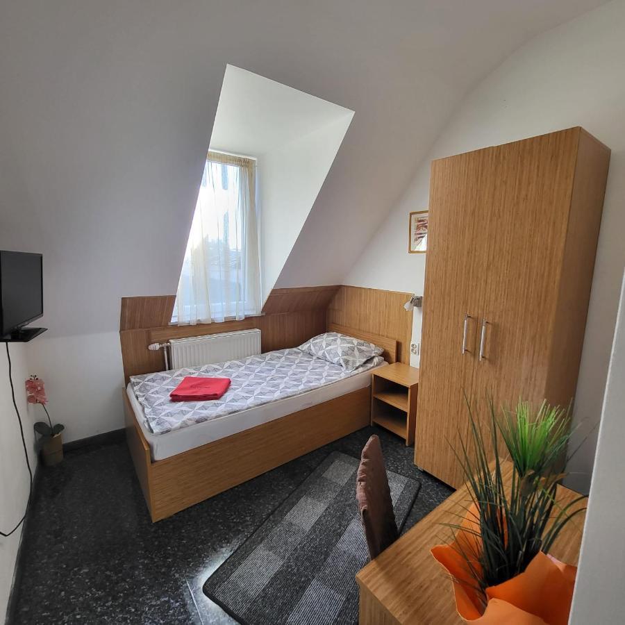Pension Haus Baron 1 Neckarau Mannheim Bagian luar foto
